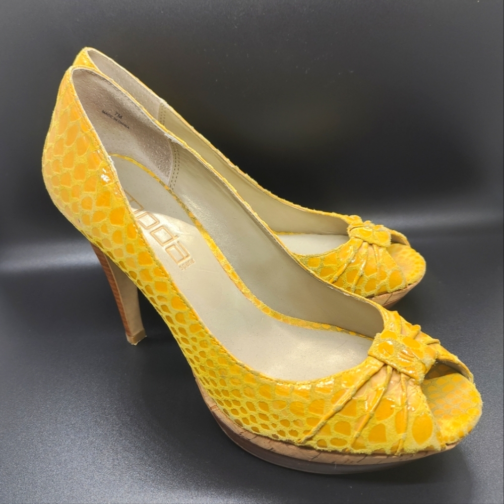 Yellow Moda Pumps